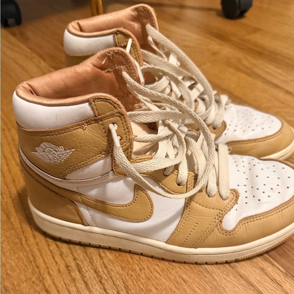 Nike Low-Top Sneakers in White & Orange